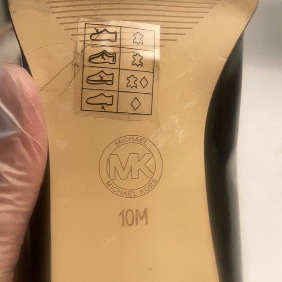 Michael Michael kors shiny black pump. - Picture 13 of 16